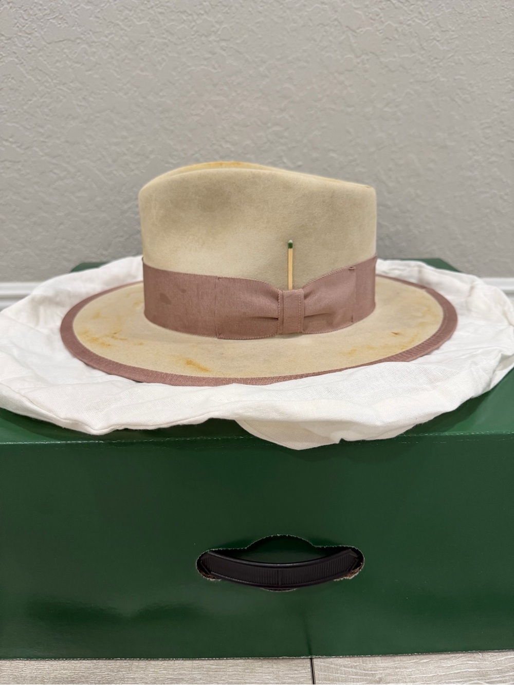 Nick Fouquet Cream Fedora with Mauve Band and Trim 7 1/2 60 new